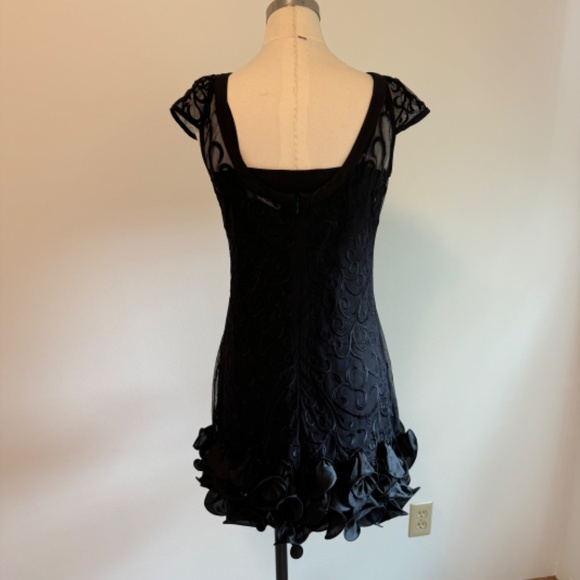 GUESS Floral-Lace Ruffled-Hem Sheath Dress - Picture 2 of 4